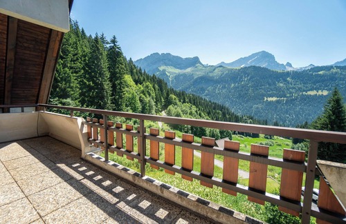 Alpe des Chaux Apartment | The flat is located above the village of Gryon, in Les Verneys Soleil, 2 km from the Fracherets ski