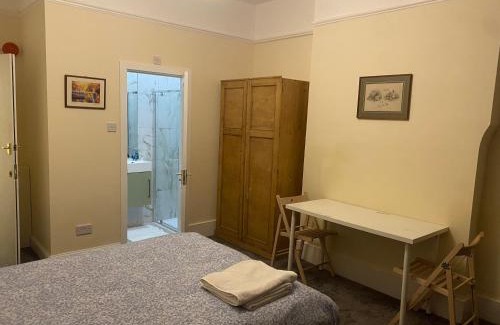 South Norwood Apartment | The Florence Room