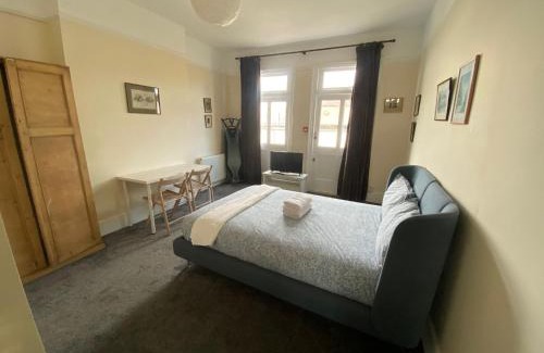 South Norwood Apartment | The Florence Room