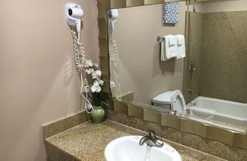 Lynwood Hotel | The Fly Inn