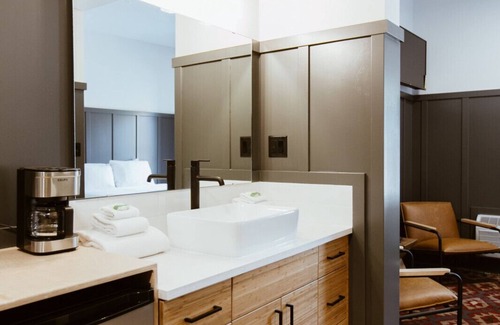 Rossland Apartment | The Flying Steamshovel Inn - Room 6