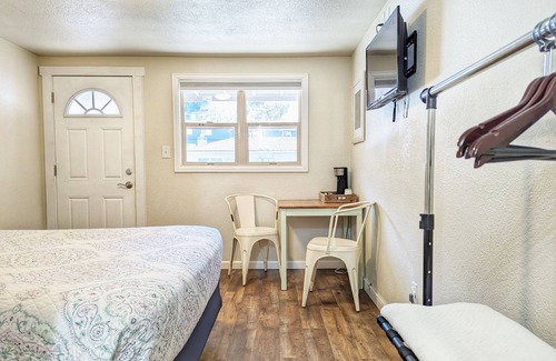 Manitou Springs Hotel | The Fountain Creek Inn of Downtown Manitou Springs [#102]