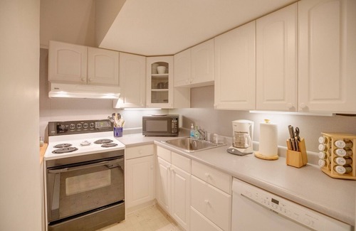 Lincoln House | The Fox Den: Low fees! 2 bed, 1 bath with AC Across from Loon Mountain. Sleeps 6