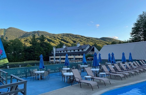 Lincoln House | The Fox Den: Low fees! 2 bed, 1 bath with AC Across from Loon Mountain. Sleeps 6