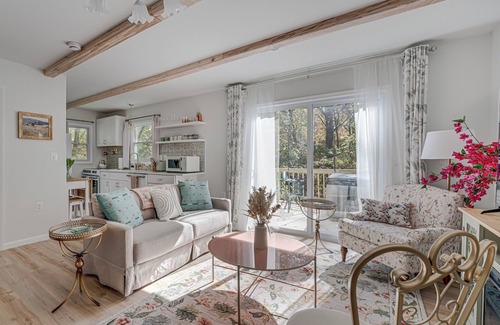 Front Royal House | The French Country Retreat . Hot Tub, Vineyards, Skyline