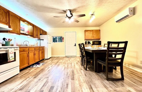 Cadiz Apartment | The Fuzzie Flamingo! 2bd/1bth w/trailer parking