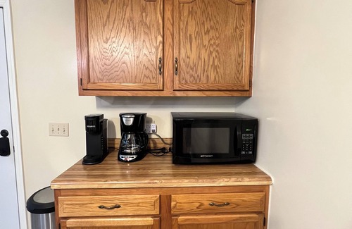 Cadiz Apartment | The Fuzzie Flamingo! 2bd/1bth w/trailer parking