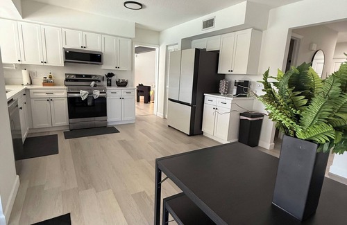 Citrus Park House | ‘The Gallery’ Spacious & Modern 4 Bedroom Getaway with Pool