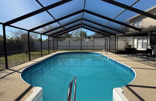 Citrus Park House | ‘The Gallery’ Spacious & Modern 4 Bedroom Getaway with Pool