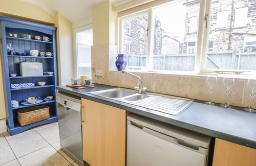 Harrogate Cottage | THE GARDEN FLAT, family friendly, with a garden in Harrogate