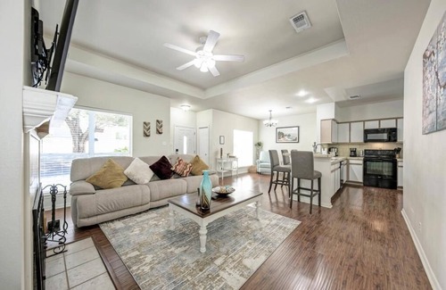 Lakeway House | The Garden House-Vacation~Retreat~Relaxation.