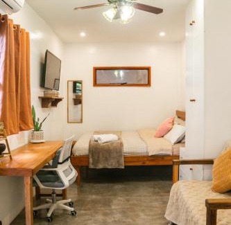 Catangnan Apartment | The Garden Room - Comfy apartment with workspace