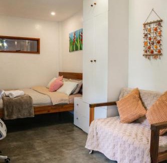 Catangnan Apartment | The Garden Room - Comfy apartment with workspace