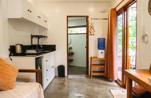 Catangnan Apartment | The Garden Room - Comfy apartment with workspace