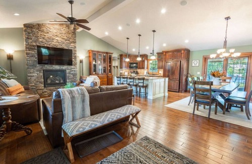 Sioux Falls Apartment | The Gathering Place | Hot Tub, Theater Room & More