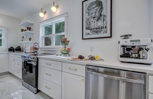 Downtown Historic District House | The Gatsby Mansion/Heated Pool/Heart of Town