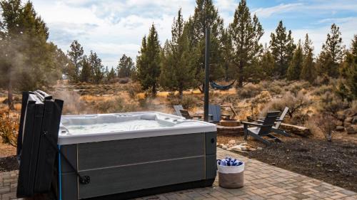 Bend Villa | The Gem Estate by AvantStay Modern Farmhouse w Lavender Fields Hot Tub