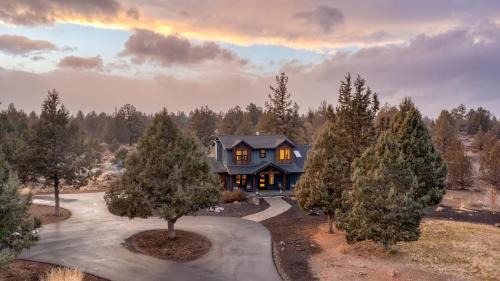 Bend Villa | The Gem Estate by AvantStay Modern Farmhouse w Lavender Fields Hot Tub