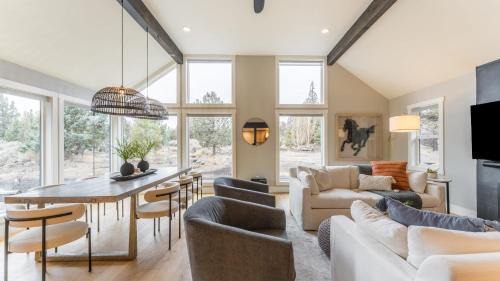 Bend Villa | The Gem Estate by AvantStay Modern Farmhouse w Lavender Fields Hot Tub