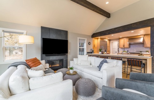 Bend Villa | The Gem Estate by AvantStay | Modern Farmhouse w/Lavender Fields + Hot Tub