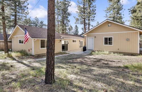 Big Bear City Ski Chalet | The Getaway | Hot Tub | Games | Oktoberfest Chalet