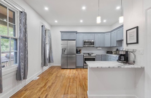 Asylum Hill Condo | The getaway! Located in the downtown area. nn
