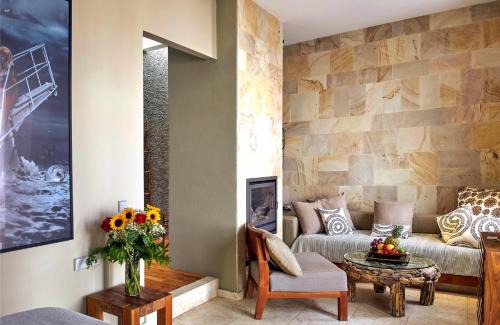 San Juan Bautista Hotel | The Giri Residence