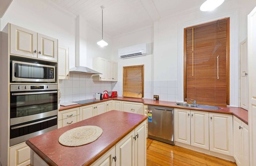 South Toowoomba House | The Glen Iris 1913 - Historic Charm Meets Modern Comfort in a central location