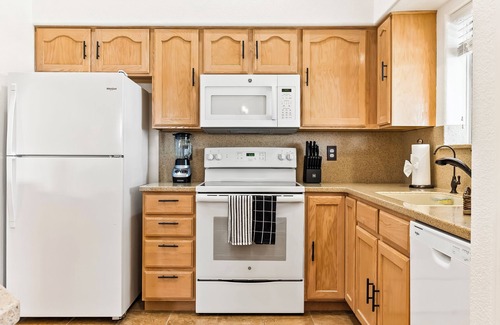 Sunridge Estates House | The Golden Oasis : Pool & Game Room n4BDRM 3BATH 12BED