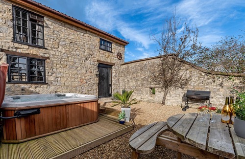 Ilton Cottage | The Granary Converted Barn in a Beautiful Rural Location, hot tub, 4 Star gold