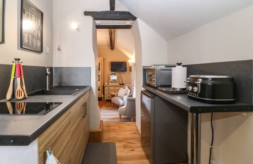 Llanfaethlu Cottage | THE GRANARY (YR YSGUBOR), romantic, with a garden in Llanfaethlu