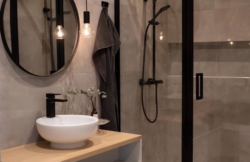 Restalrig House | The Grand Residence, Free Parking, Stadium. Sleeps 8