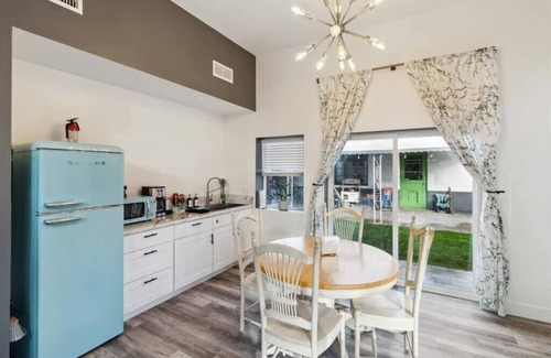 Encanto House | The Gregory: 2 Bed/1 Bath Guesthouse