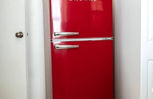 Crestwood House | The Halcyon- a Cozy 2BR Tudor in Crestwood-Sleeps 6!