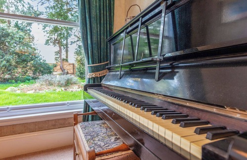 Aubourn Cottage | The Hall promises an experience that is unforgettable.