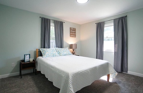 Durham House | The Happy Bungalow-1 mile to Duke Regional/Fenced/Pets
