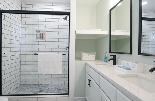 Durham House | The Happy Bungalow-1 mile to Duke Regional/Fenced/Pets