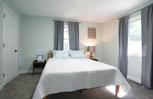 Durham House | The Happy Bungalow-1 mile to Duke Regional/Fenced/Pets