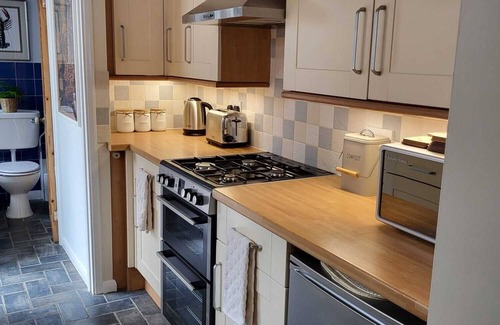 Henley Cottage | The Happy Cottage - Gorgeous newly renovated home, walk toHenley Town Centre