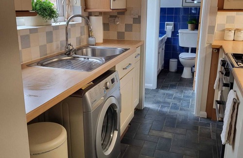 Henley Cottage | The Happy Cottage - Gorgeous newly renovated home, walk toHenley Town Centre