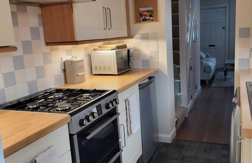 Henley Cottage | The Happy Cottage - Gorgeous newly renovated home, walk toHenley Town Centre