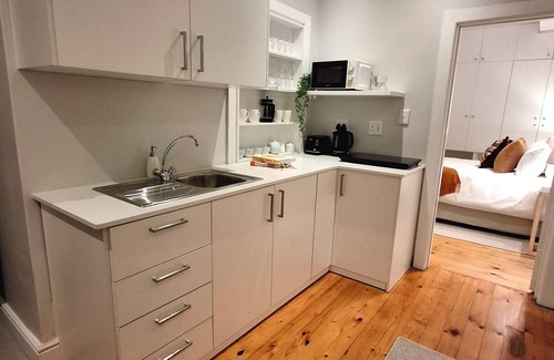 Claremont House | The Harfield Hideaway - Quaint 1-bedroom house in Harfield Village, Cape Town