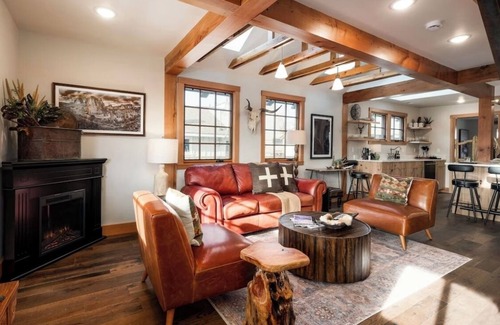 Old Bend House | The Hastings House - Walker's Paradise W/Hot Tub