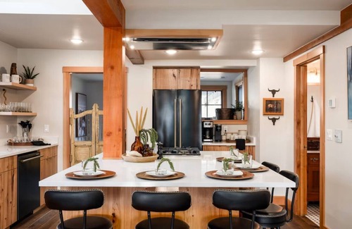 Old Bend House | The Hastings House - Walker's Paradise W/Hot Tub