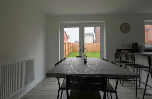 Old St Mellons House | The Haven – Modern 4-Bed Home with Garden