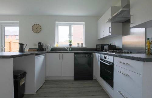 Old St Mellons House | The Haven – Modern 4-Bed Home with Garden