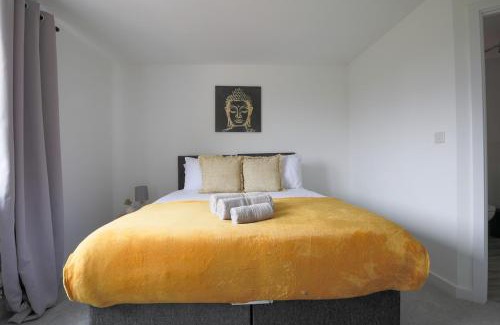 Old St Mellons House | The Haven – Modern 4-Bed Home with Garden