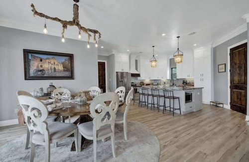 Fredericksburg House | The Heavy Pour w/Pool & Hot-tub