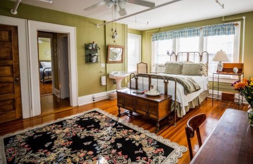 Hendersonville Bed & Breakfast | The Henderson