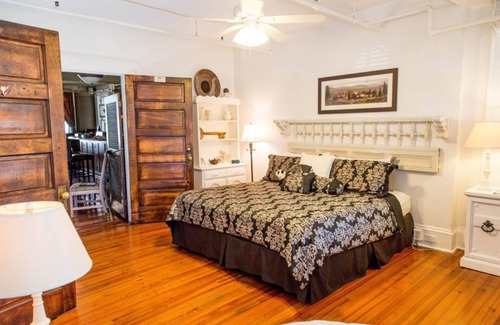 Hendersonville Bed & Breakfast | The Henderson